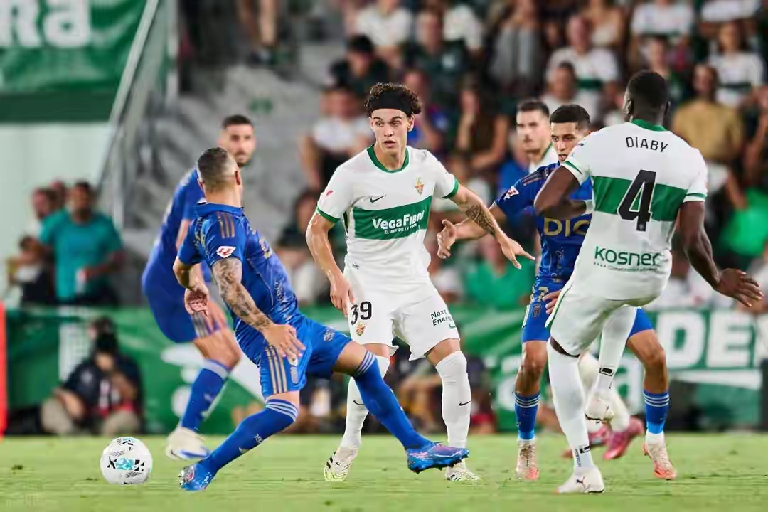 AG体育-切尔西主场比力克埃弗顿，稳居积分榜前三！的简单介绍  第2张